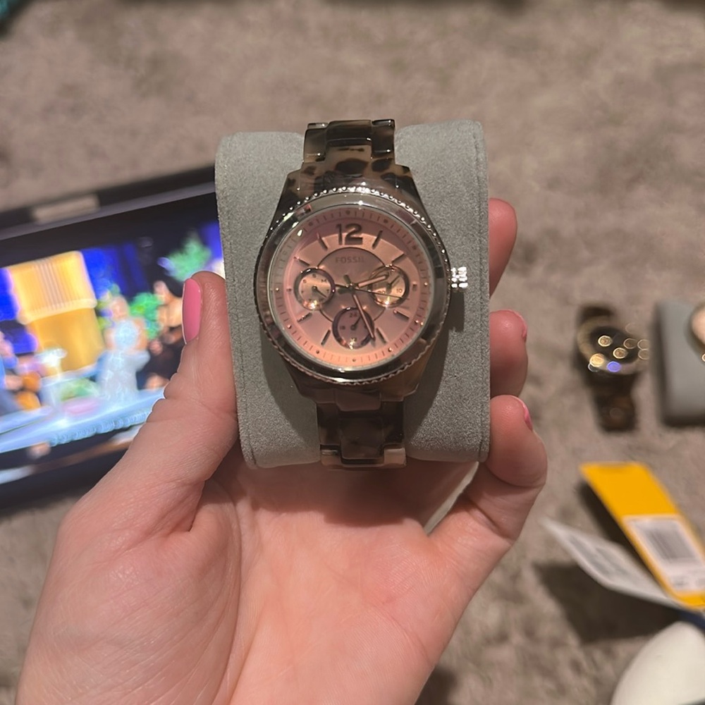 Fossil watch. Haven’t worn in years-will need a new battery.